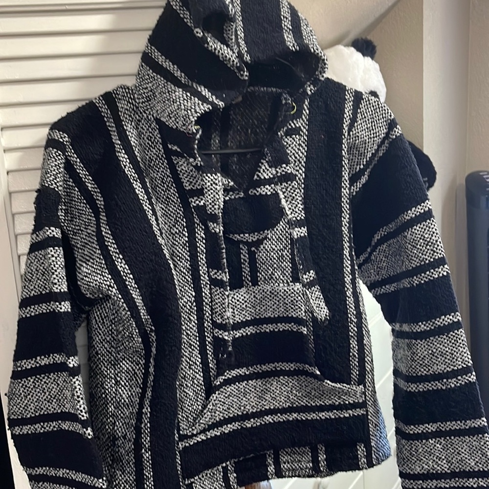 Drug rag black and white hoodie from Mexico. Size medium. Very warm and soft.